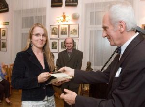 Hanna Tarchala receives diploma Fot. Andrzej Solnica.